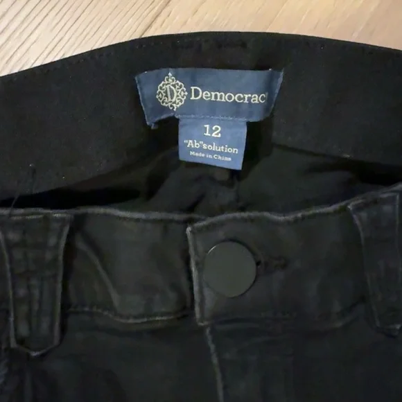 Democracy Women's Black Skinny Jeans - Picture 2 of 3